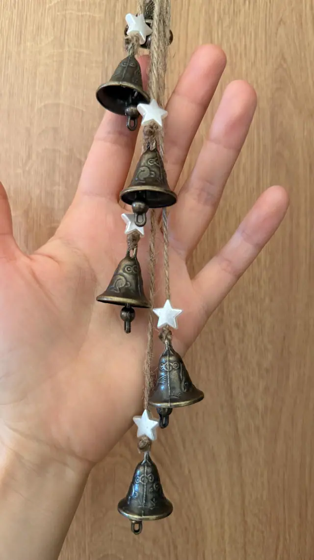 Vintage Windspiel mit gravierten Glocken und Sternen als Hausdekoration. Glücksbringer. Vogel- und Hasenmotiv. Hexenglocken. Rustikale Deko (photo 6)