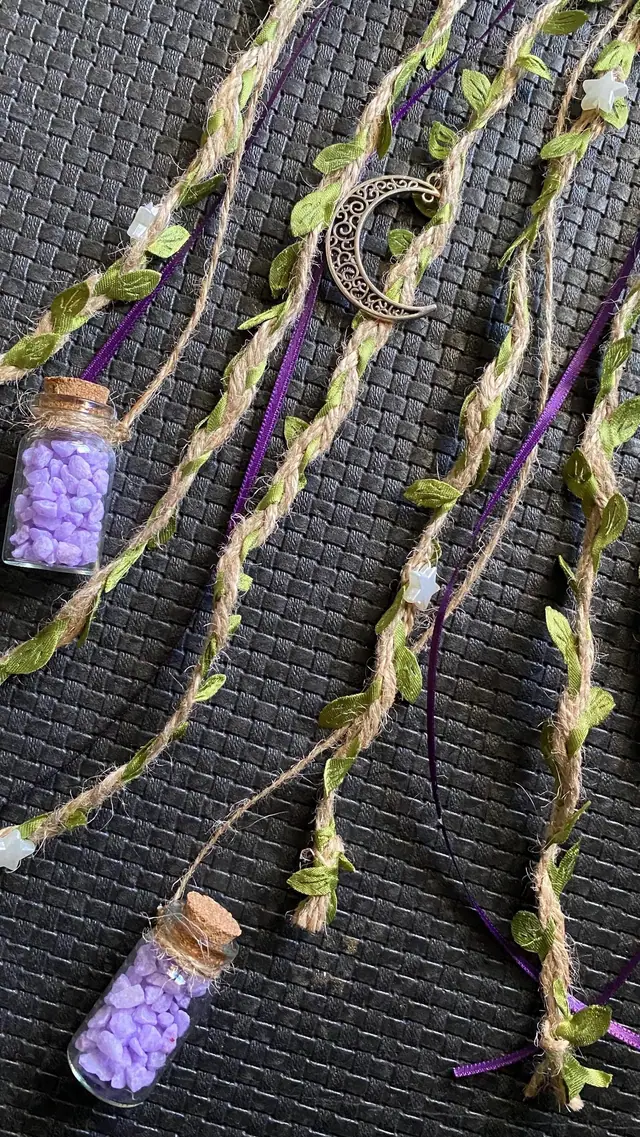Halloween Türanhänger für Hausschutz und Dekoration. Magischer Türschmuck mit  Mondmotiv und Glasflaschen. Hexenglocken. Kunstblätter. Boho (Foto 7)
