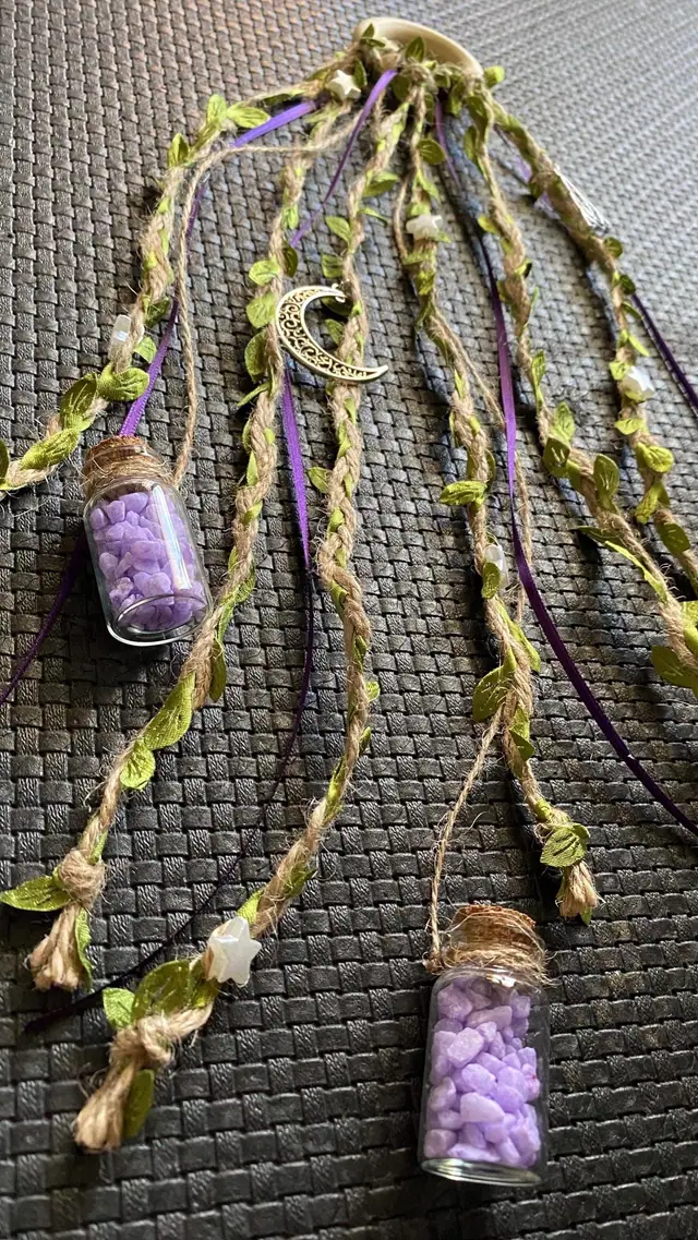 Halloween Türanhänger für Hausschutz und Dekoration. Magischer Türschmuck mit  Mondmotiv und Glasflaschen. Hexenglocken. Kunstblätter. Boho (Foto 6)