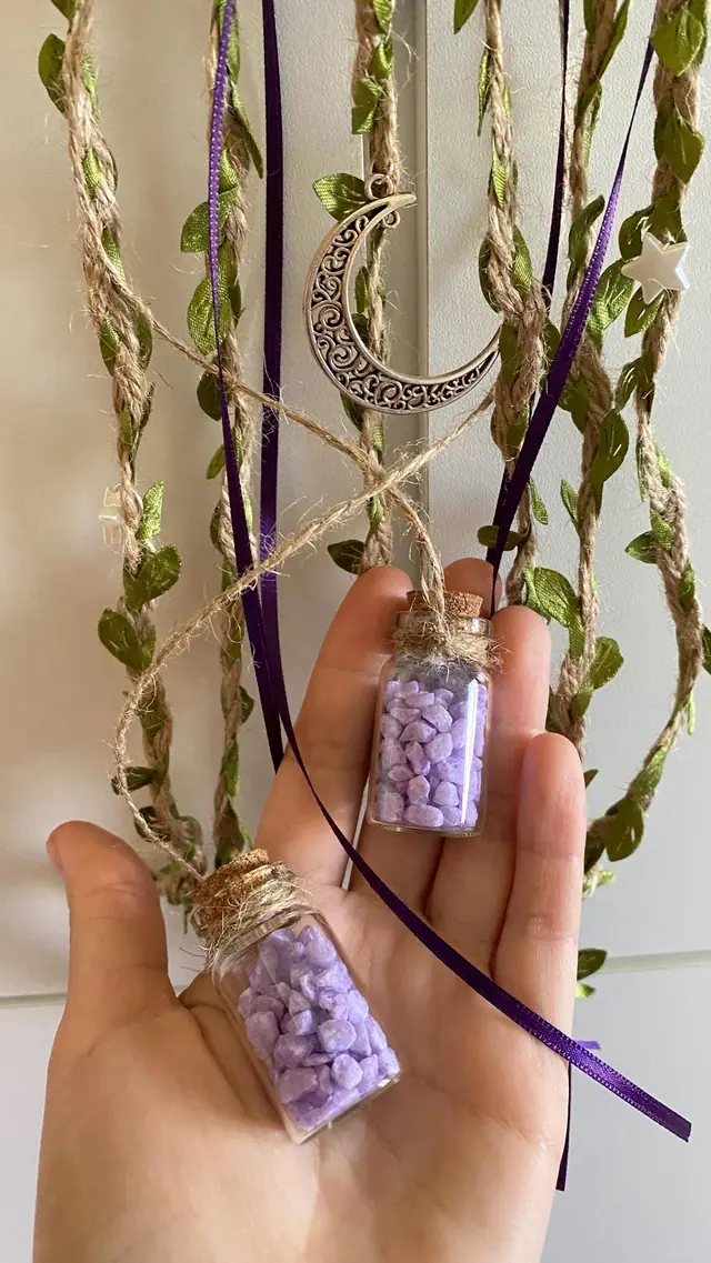 Halloween Türanhänger für Hausschutz und Dekoration. Magischer Türschmuck mit  Mondmotiv und Glasflaschen. Hexenglocken. Kunstblätter. Boho (Foto 4)