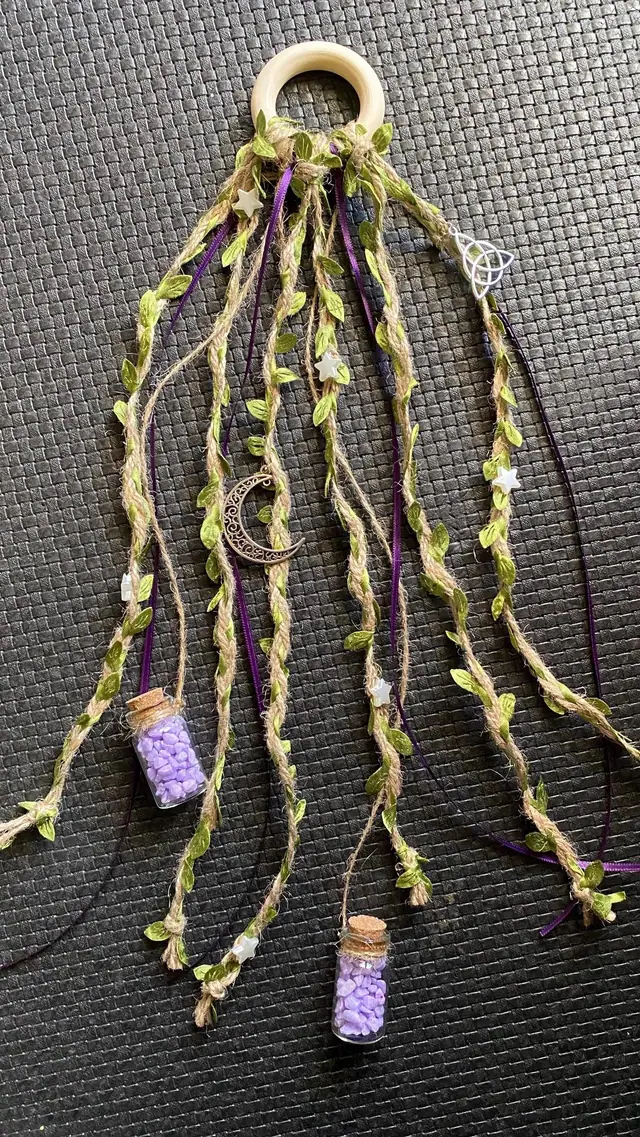 Halloween Türanhänger für Hausschutz und Dekoration. Magischer Türschmuck mit  Mondmotiv und Glasflaschen. Hexenglocken. Kunstblätter. Boho (Foto 5)