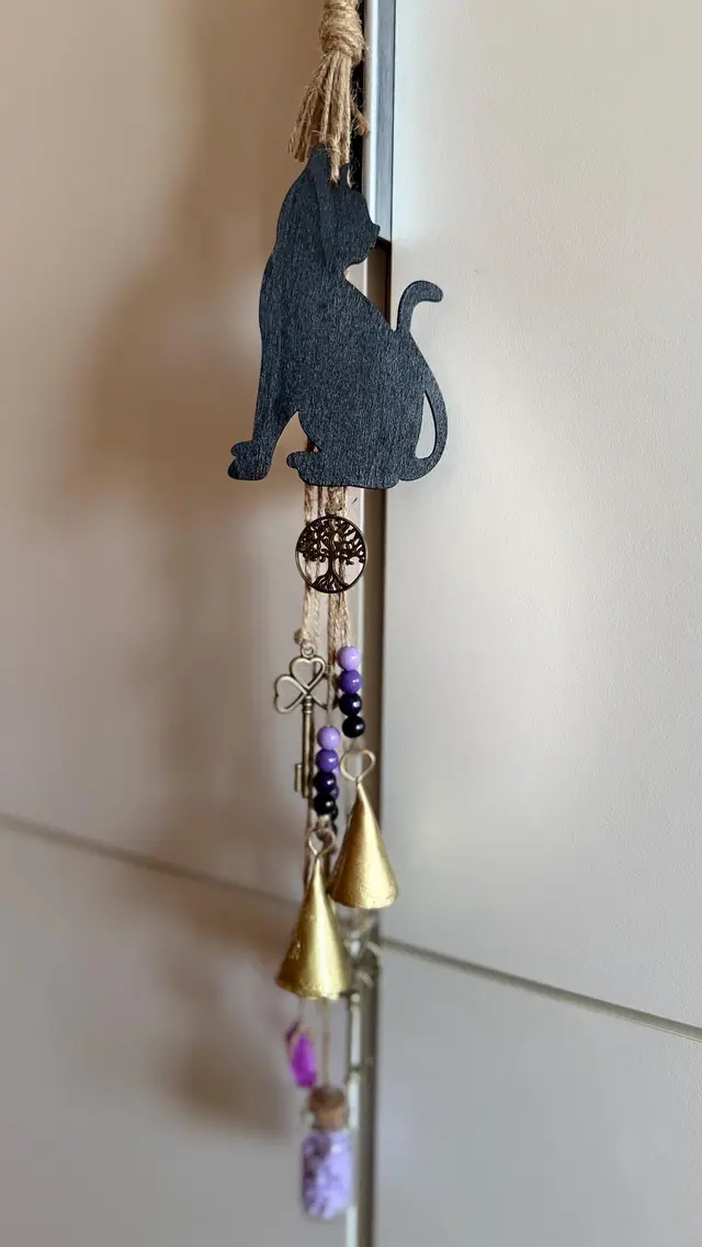 Halloween Windspiel als Hausdekoration mit schwarzen Katze. Hexenglöckchen. Witchy Deko mit Vintage Glocken für Haus. Magisches Geschenk (photo 4)