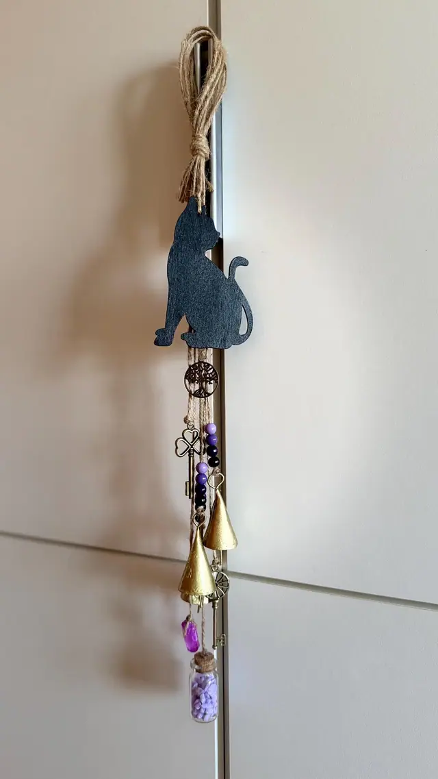 Halloween Windspiel als Hausdekoration mit schwarzen Katze. Hexenglöckchen. Witchy Deko mit Vintage Glocken für Haus. Magisches Geschenk (photo 3)