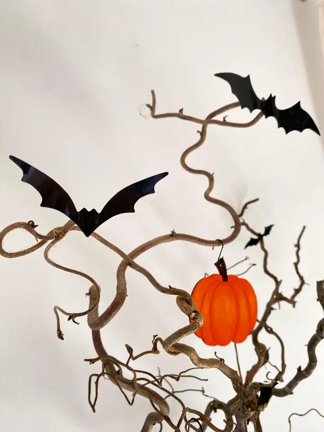 Halloween Deko Set zum Aufhängen. Herbst und Party Deko. Besen. Kürbis. Fledermaus. Geist. Handgemalte Holzdekoration. Spooky. Witchy Deko. (Foto 4)