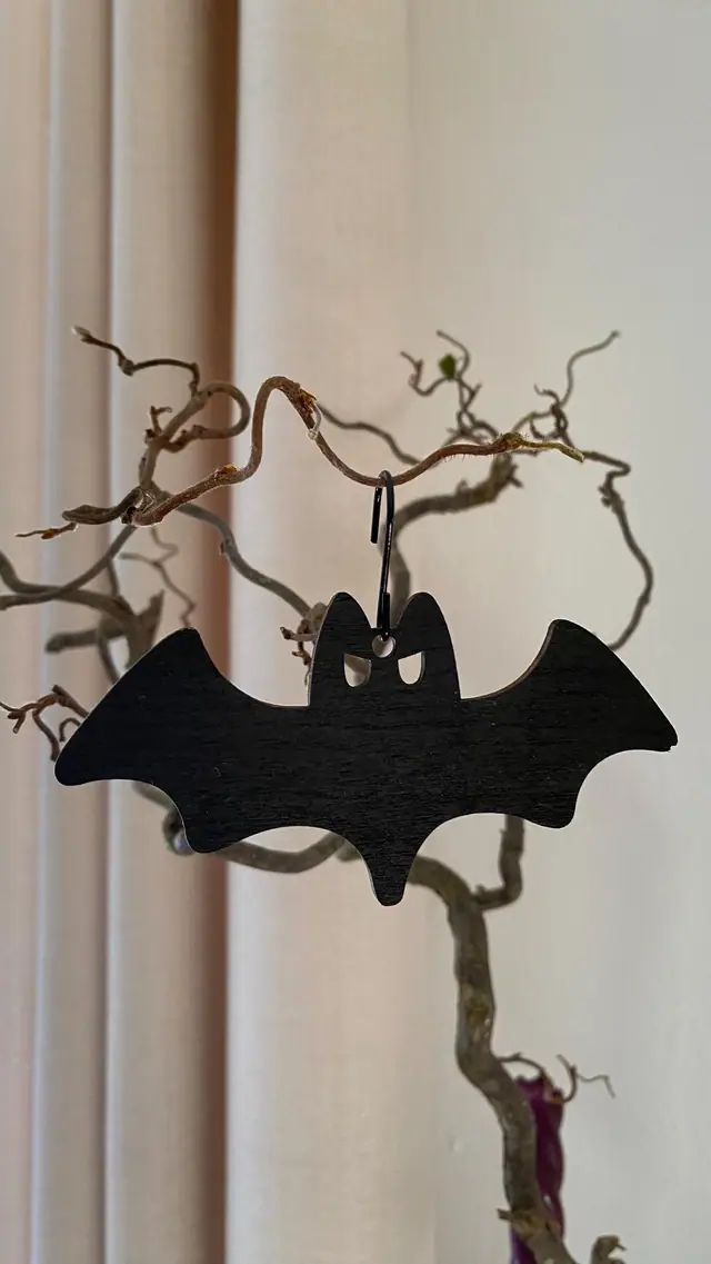 Halloween Deko Set zum Aufhängen. Herbst und Party Deko. Besen. Kürbis. Fledermaus. Geist. Handgemalte Holzdekoration. Spooky. Witchy Deko. (Foto 13)