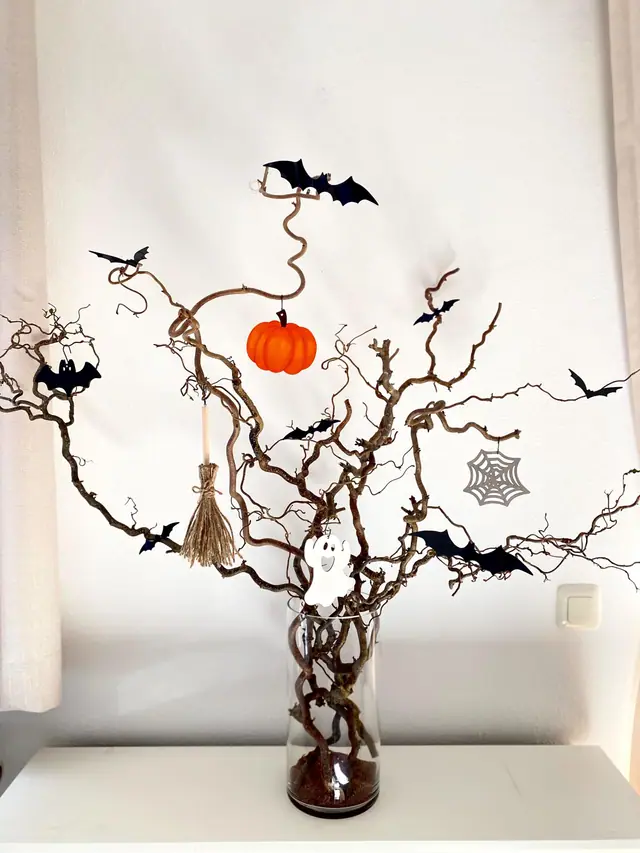 Halloween Deko Set zum Aufhängen. Herbst und Party Deko. Besen. Kürbis. Fledermaus. Geist. Handgemalte Holzdekoration. Spooky. Witchy Deko. (Foto 2)