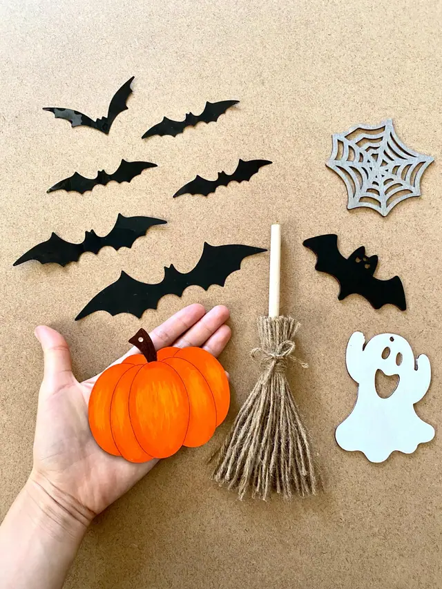 Halloween Deko Set zum Aufhängen. Herbst und Party Deko. Besen. Kürbis. Fledermaus. Geist. Handgemalte Holzdekoration. Spooky. Witchy Deko. (Foto 3)