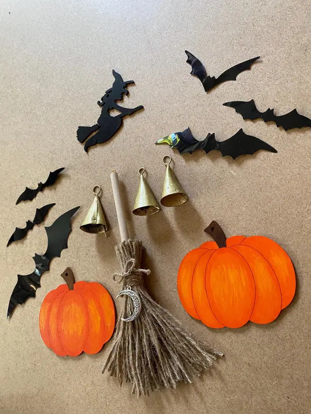 Halloween Set zum Aufhängen. Hexe. Kürbis. Besen. Fledermaus. Türdekoration. Herbstdeko. Holzkunst. Witchy. Gruselige Deko. Messingglocken (Foto 14)
