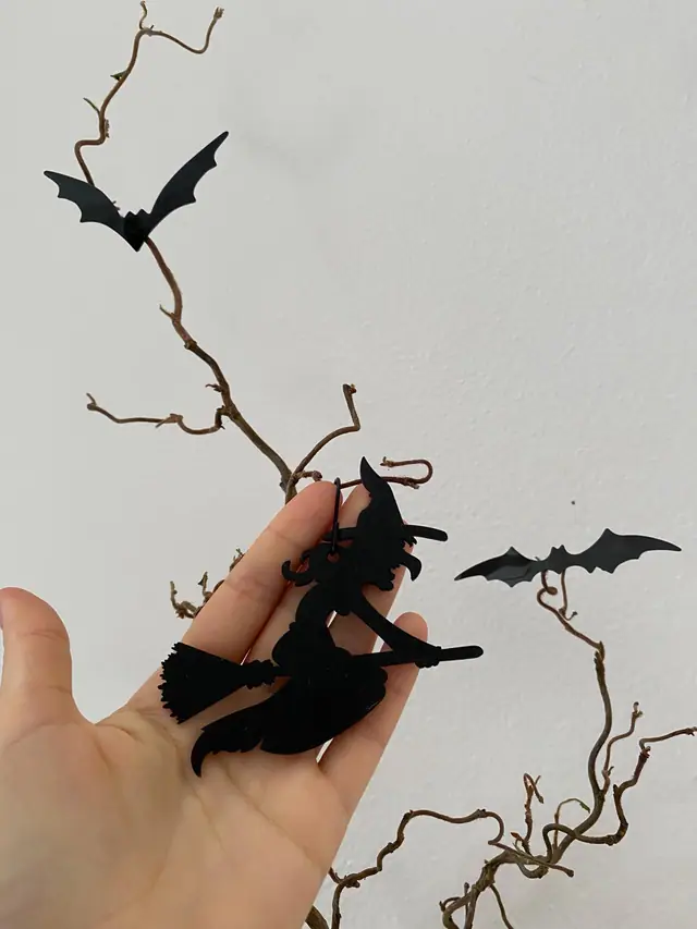 Halloween Set zum Aufhängen. Hexe. Kürbis. Besen. Fledermaus. Türdekoration. Herbstdeko. Holzkunst. Witchy. Gruselige Deko. Messingglocken (Foto 8)