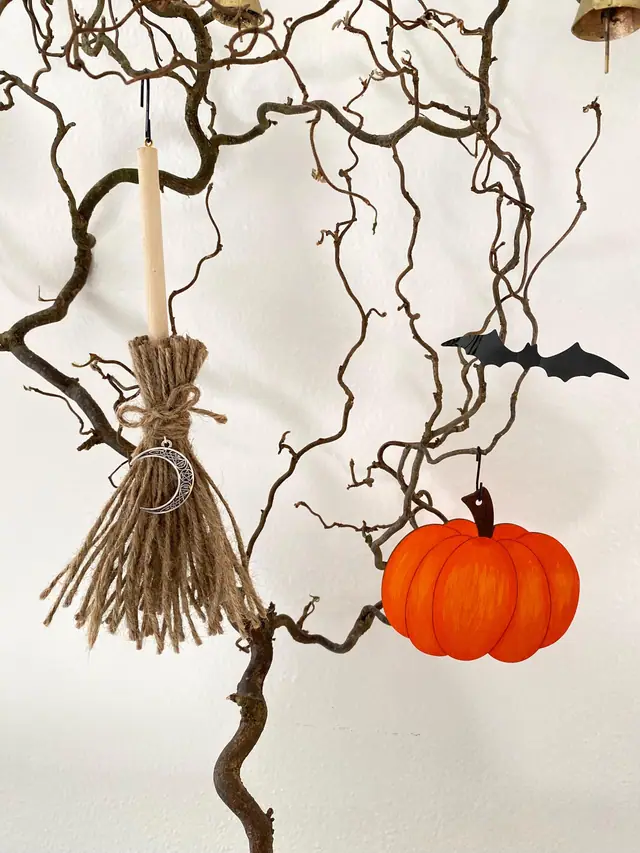 Halloween Set zum Aufhängen. Hexe. Kürbis. Besen. Fledermaus. Türdekoration. Herbstdeko. Holzkunst. Witchy. Gruselige Deko. Messingglocken (Foto 5)