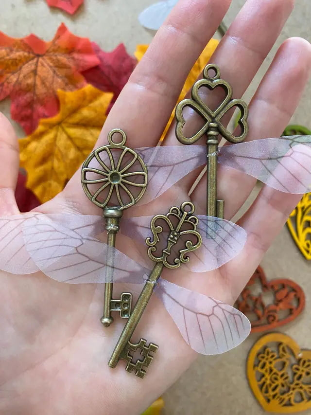 Herbst Deko Set zum Aufhängen. Herbstliche Dekoration fürs Zuhause. Herzen. Messingschlüssel. Herbstblätter. Magische Anhänger. Boho (Foto 8)