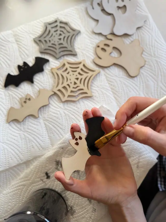 Halloween Deko Set zum Aufhängen. Herbst und Party Deko. Besen. Kürbis. Fledermaus. Geist. Handgemalte Holzdekoration. Spooky. Witchy Deko. (Foto 8)