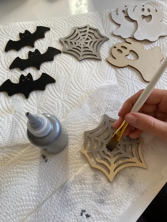 Halloween Deko Set zum Aufhängen. Herbst und Party Deko. Besen. Kürbis. Fledermaus. Geist. Handgemalte Holzdekoration. Spooky. Witchy Deko. (Foto 7)