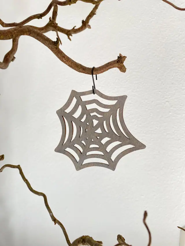 Halloween Deko Set zum Aufhängen. Herbst und Party Deko. Besen. Kürbis. Fledermaus. Geist. Handgemalte Holzdekoration. Spooky. Witchy Deko. (Foto 15)