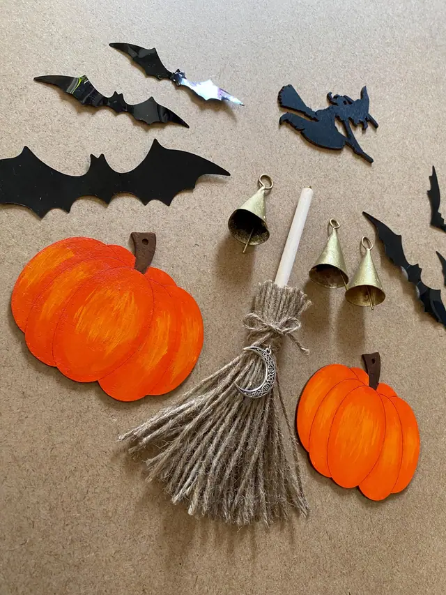 Halloween Set zum Aufhängen. Hexe. Kürbis. Besen. Fledermaus. Türdekoration. Herbstdeko. Holzkunst. Witchy. Gruselige Deko. Messingglocken (Foto 9)