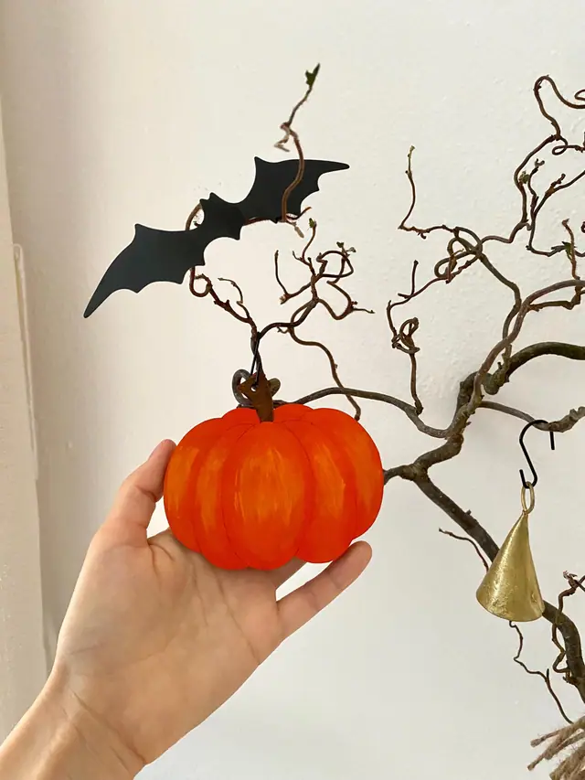 Halloween Set zum Aufhängen. Hexe. Kürbis. Besen. Fledermaus. Türdekoration. Herbstdeko. Holzkunst. Witchy. Gruselige Deko. Messingglocken (Foto 6)