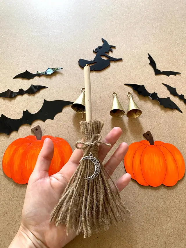 Halloween Set zum Aufhängen. Hexe. Kürbis. Besen. Fledermaus. Türdekoration. Herbstdeko. Holzkunst. Witchy. Gruselige Deko. Messingglocken (Foto 10)