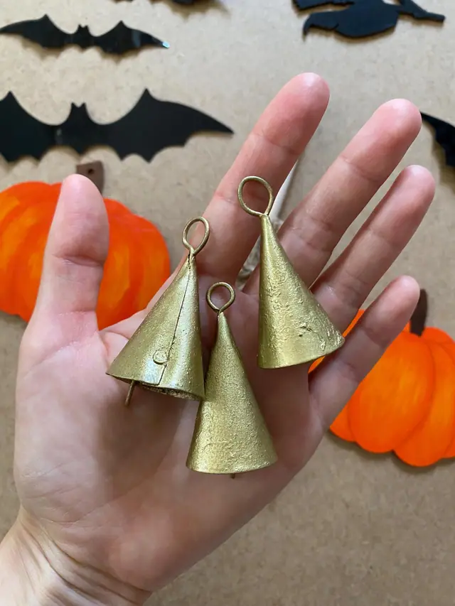 Halloween Set zum Aufhängen. Hexe. Kürbis. Besen. Fledermaus. Türdekoration. Herbstdeko. Holzkunst. Witchy. Gruselige Deko. Messingglocken (Foto 13)