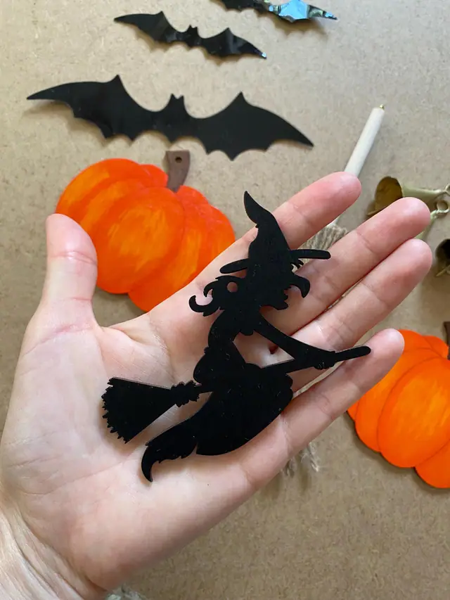 Halloween Set zum Aufhängen. Hexe. Kürbis. Besen. Fledermaus. Türdekoration. Herbstdeko. Holzkunst. Witchy. Gruselige Deko. Messingglocken (Foto 15)