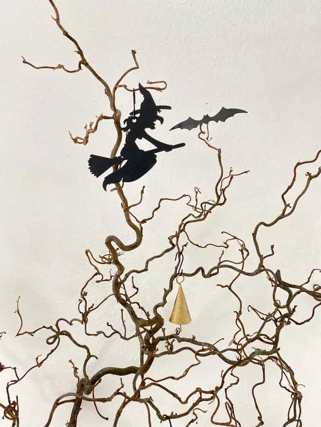 Halloween Set zum Aufhängen. Hexe. Kürbis. Besen. Fledermaus. Türdekoration. Herbstdeko. Holzkunst. Witchy. Gruselige Deko. Messingglocken (Foto 16)