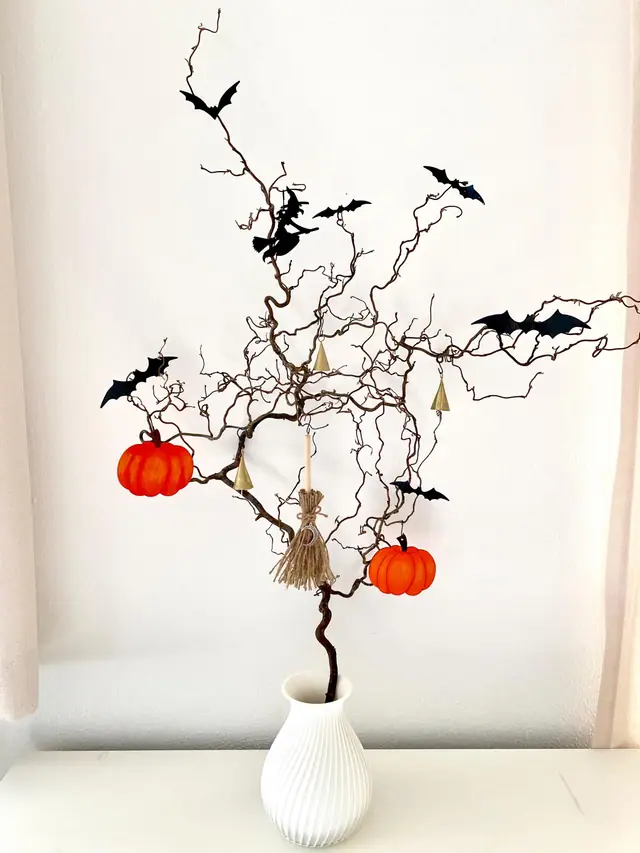 Halloween Set zum Aufhängen. Hexe. Kürbis. Besen. Fledermaus. Türdekoration. Herbstdeko. Holzkunst. Witchy. Gruselige Deko. Messingglocken (Foto 4)