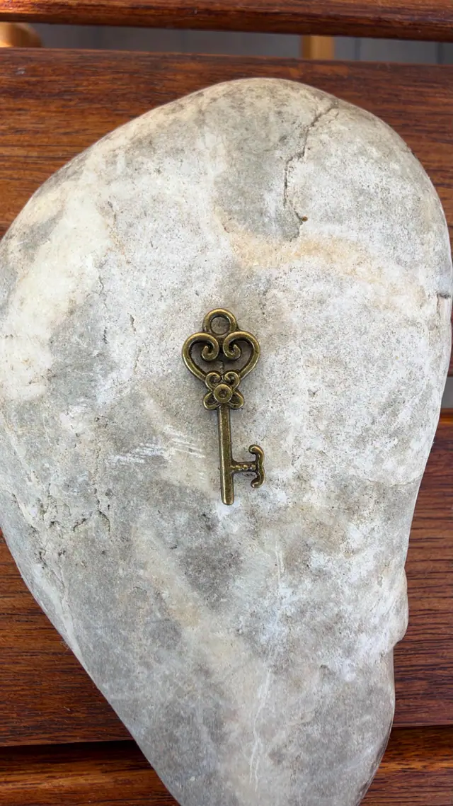 Car charm rearview mirror – Raven charm with bell & key. Vintage car decoration. Witch carriage decoration. Witch car charm. Bird motif (photo 9)
